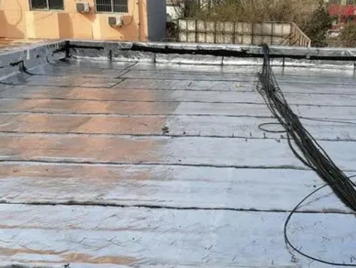 松潘卫生间漏水维修公司分享下松潘屋面楼顶防水刚性防水层施工要点。